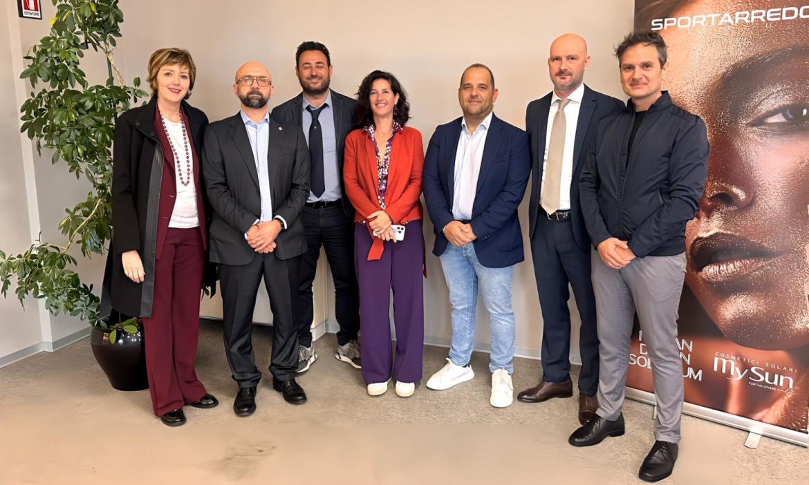 da sx: Anna Fornasiero (presidente settore Produzione e Servizi Legacoop Friuli Venezia Giulia), Andrea Laguardia (Direttore nazionale Legacoop Produzione e Servizi), Gianmaria Balducci (presidente nazionale Legacoop Produzione e Servizi) Michela Vogrig (presidente Legacoop Friuli Venezia Giulia), Devis Rizzo (presidente Legacoop Veneto), Denis Cagnin (responsabile settore Produzione e Servizi Legacoop Veneto) e Lorenzo Cargnelutti (responsabile settore Produzione e Servizi Legacoop Friuli Venezia Giulia)